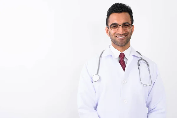 Joven guapo indio hombre médico contra fondo blanco — Foto de Stock