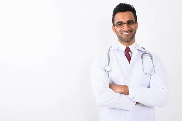 Jonge knappe Indiase man arts tegen witte achtergrond — Stockfoto