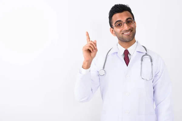 若いですハンサムなインド人男性医師に対して白の背景 — ストック写真