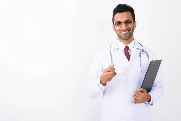 Jovem bonito indiano homem médico contra fundo branco — Fotografia de Stock