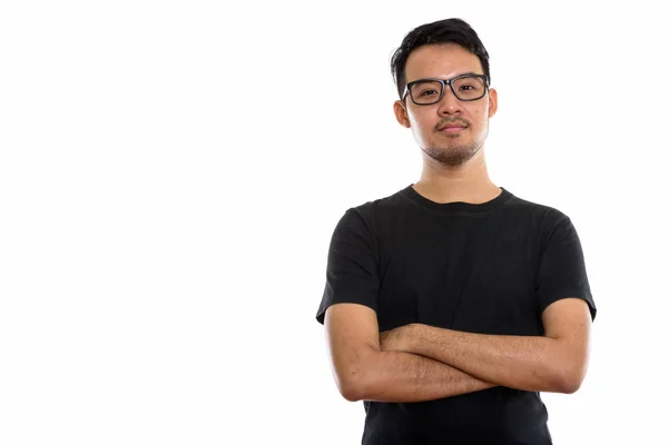 Studio colpo di giovane asiatico uomo indossare occhiali con braccia cros — Foto Stock
