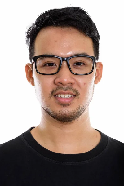 Visage de jeune homme asiatique heureux souriant et portant des lunettes — Photo