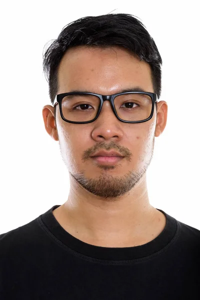 Ansikte på ung asiatisk man bär glasögon — Stockfoto