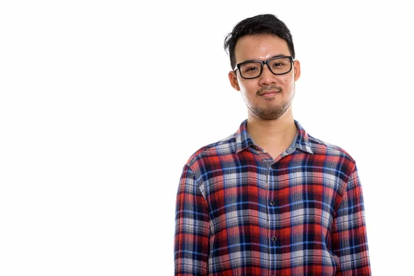 Студийный снимок молодого азиата в очках — стоковое фото