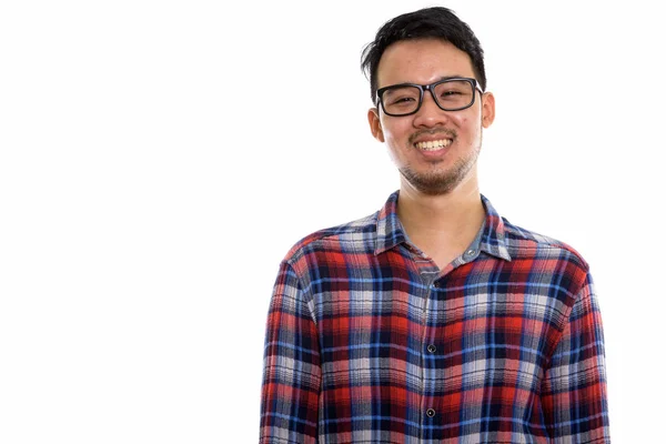 Studio shot de tineri fericit asiatic om zâmbind în timp ce poartă ochi — Fotografie, imagine de stoc