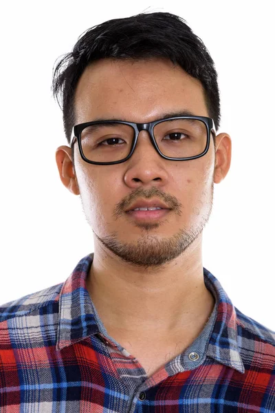 Visage de jeune homme asiatique portant des lunettes — Photo
