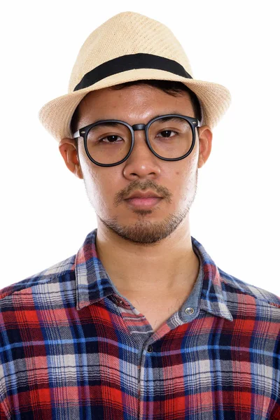 Rosto de jovem ásia homem vestindo óculos e chapéu — Fotografia de Stock