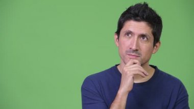 İspanyol adam yeşil arka planı düşünme