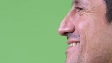 Yakın çekim yan görünüm gülümseyen İspanyol adam