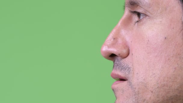 Close-up vista lateral do homem hispânico — Vídeo de Stock