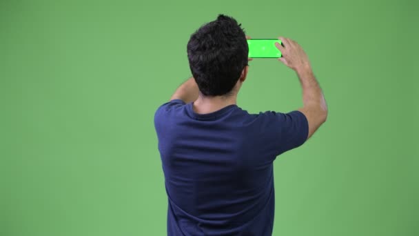 Telefon ile fotoğraf çekimi İspanyol adam arkadan görünüş — Stok video