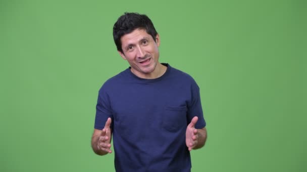 Hispanic man talking to camera — Stock Video