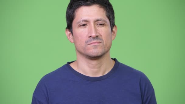 Hombre hispano molesto que parece aburrido — Vídeo de stock