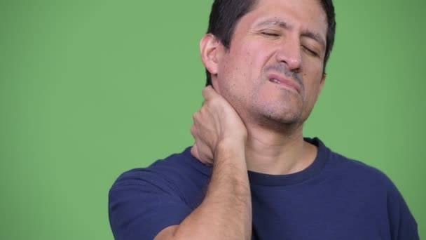 Estressado Homem hispânico com dor no pescoço — Vídeo de Stock
