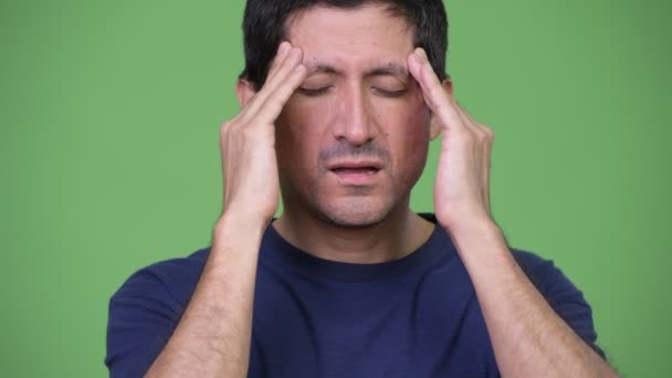 Стресс латиноамериканец с головной болью — стоковое видео