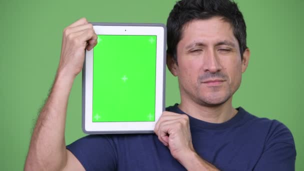 Hombre hispano feliz mostrando tableta digital — Vídeo de stock