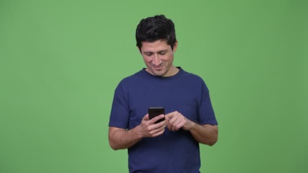 Gelukkig Hispanic man via telefoon — Stockvideo