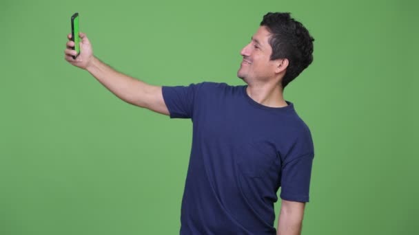 Hispanic man taking selfie with phone — Stock Video