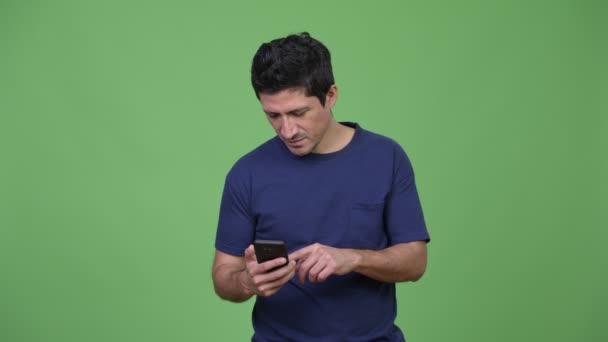 Hispanique homme utilisant le téléphone et obtenir de mauvaises nouvelles — Video