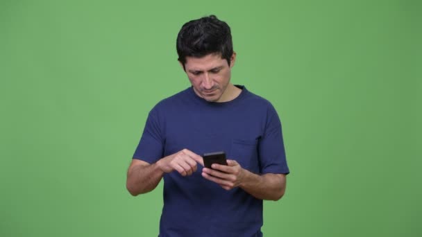 ヒスパニック系男性の携帯電話を使用し、親指ダウン — ストック動画