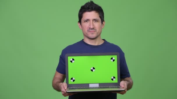 Happy Hispanic man showing laptop — Stock Video