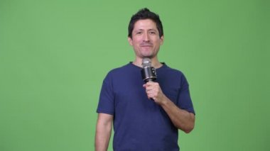 İspanyol adam bir şey mikrofon ile sunulması