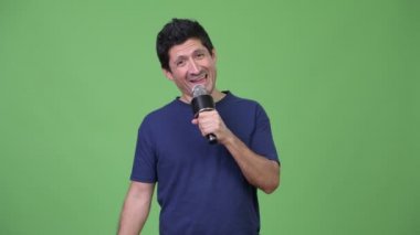 İspanyol adam üzerinde mikrofon şarkı