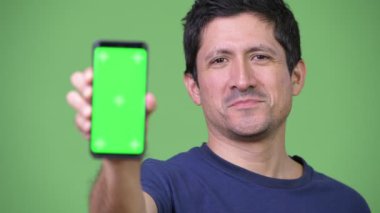 Mutlu İspanyol adam gösteren telefon