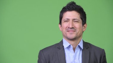 İspanyol işadamı düşünme sırasında gülümseyen kafa vurdu