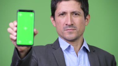 Mutlu İspanyol işadamı gösteren telefon