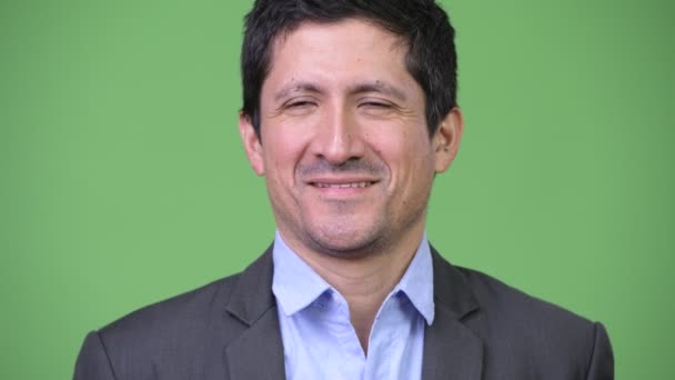 Foto principal do empresário hispânico sorrindo enquanto pensava — Vídeo de Stock