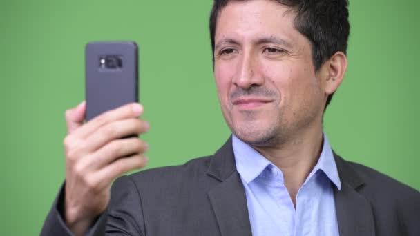 Homem de negócios hispânico feliz usando telefone — Vídeo de Stock
