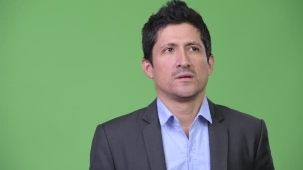 Homem de negócios hispânico olhando entediado ao pensar — Vídeo de Stock