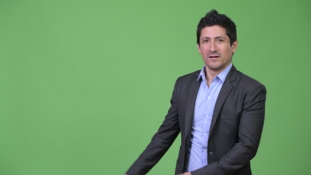 Gelukkig Hispanic zakenman tonen iets — Stockvideo