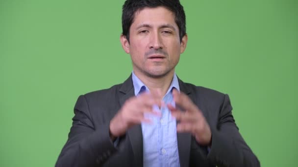 Hombre de negocios hispano cubriendo oídos como tres sabios monos concepto — Vídeos de Stock