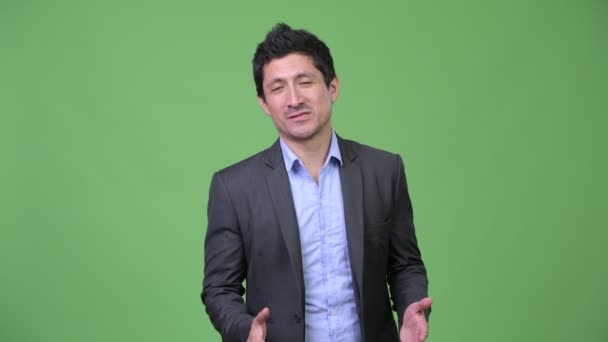 Латиноамериканский бизнесмен говорит и продвигает — стоковое видео