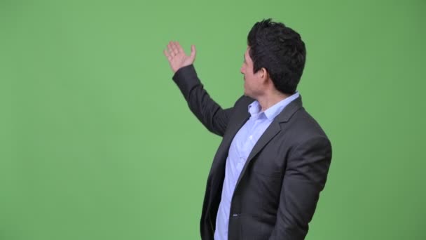 Hispanic businessman presenting something — Stock Video