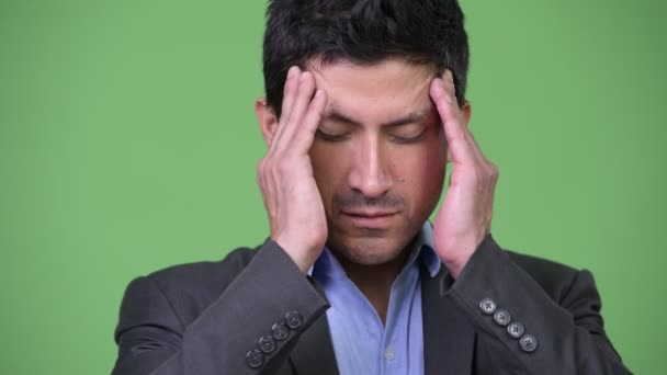 Zestresowany biznesmen Hiszpanie o ból głowy — Wideo stockowe
