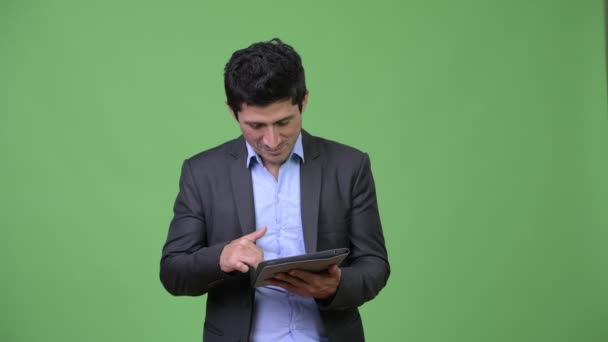 Ισπανόφωνος επιχειρηματίας χρησιμοποιώντας ψηφιακό tablet και κοιτάζοντας έκπληκτοι — Αρχείο Βίντεο