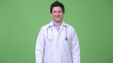 İspanyol adam doktor chroma anahtar yeşil arka plana sahip karşı stüdyo çekim