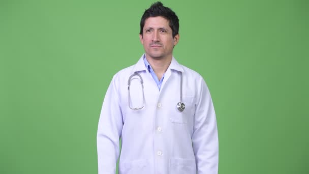 Hombre hispano médico pensando — Vídeos de Stock