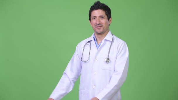 Boldog Spanyol férfi orvos mutatja, valami — Stock videók