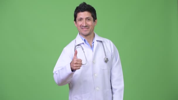 Feliz hispano hombre médico dando pulgares hacia arriba — Vídeos de Stock