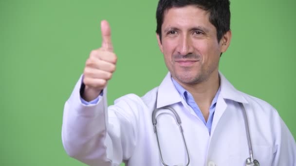 Feliz hispano hombre médico dando pulgares hacia arriba — Vídeos de Stock