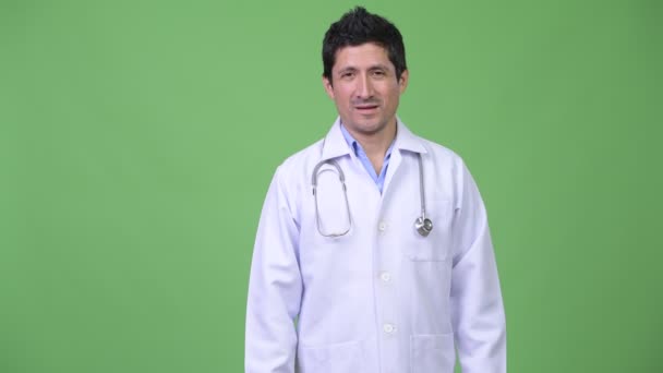 Feliz homem hispânico médico olhando animado — Vídeo de Stock