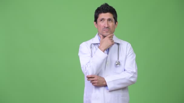 Uomo ispanico medico pensando — Video Stock