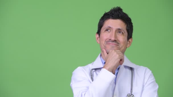 Glad spansktalande man läkare tänkande — Stockvideo