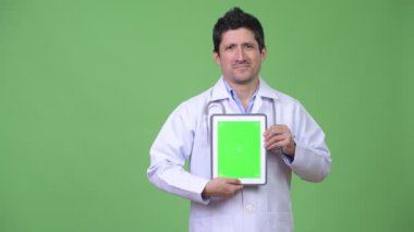 Mutlu İspanyol adam doktor gösteren dijital tablet