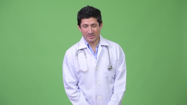 Латиноамериканського чоловік лікар говорив і пояснення — стокове відео