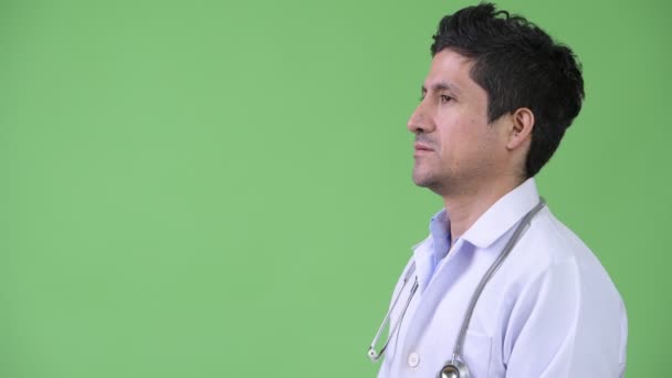 Vue du profil de Hispanic man doctor — Video